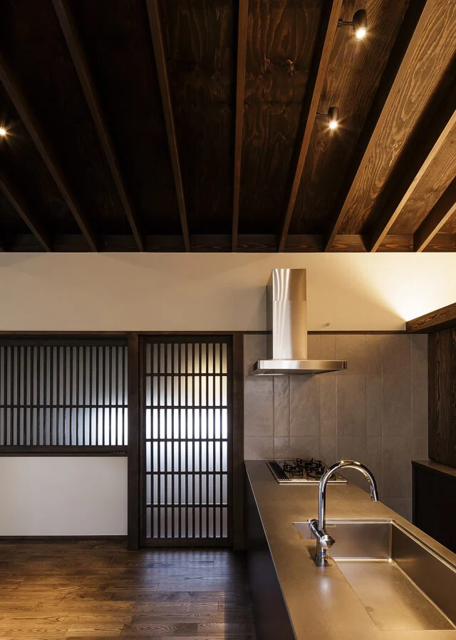 2階、格子戸を開けると1階とを結ぶ階段がある。建具はすべて傳寶さんによるデザイン。統一感があり美しい
