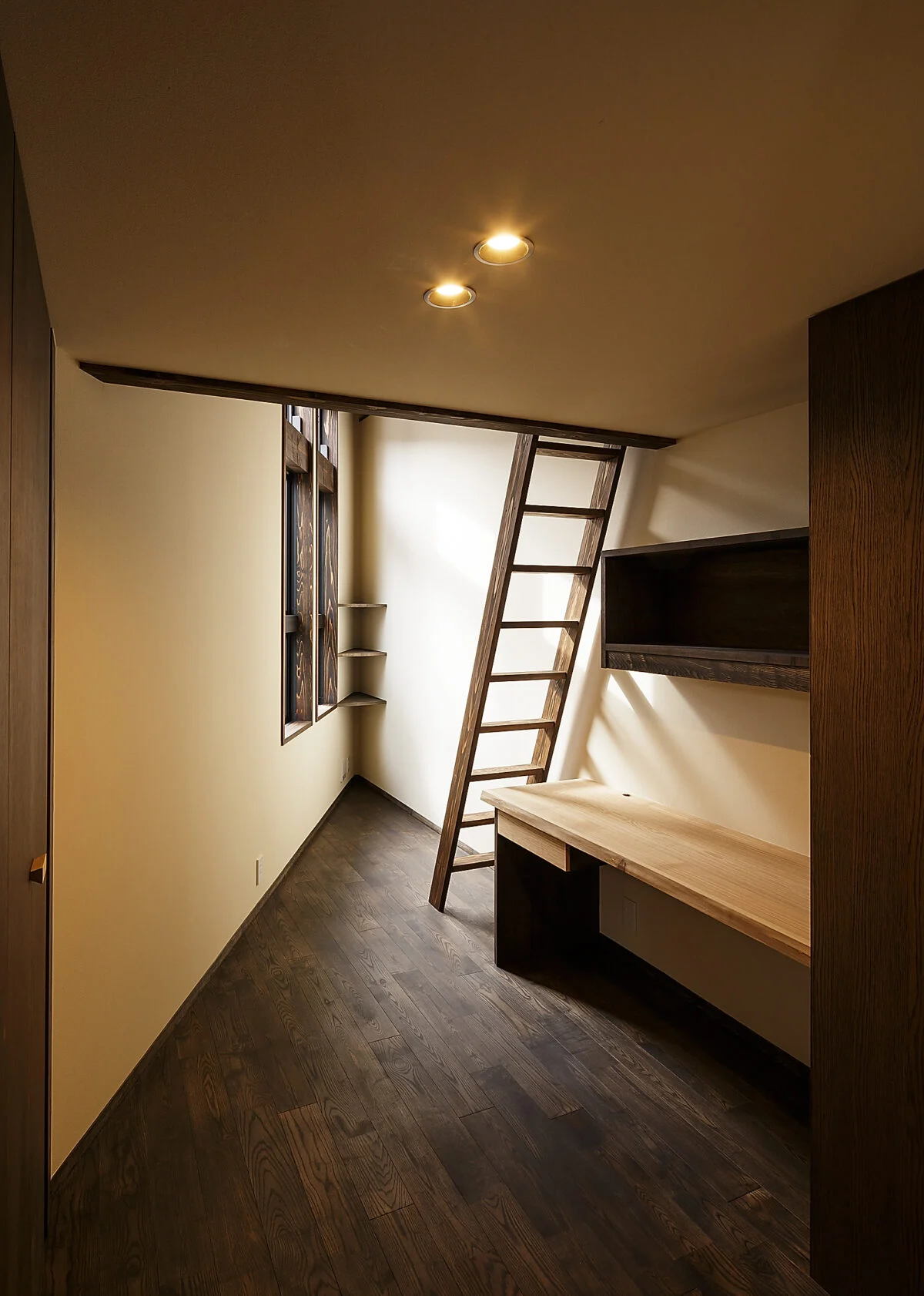 2階、息子さんの部屋にはロフトを設けた。ハシゴを上りロフトに行く体験は、男の子の好奇心をくすぐる
