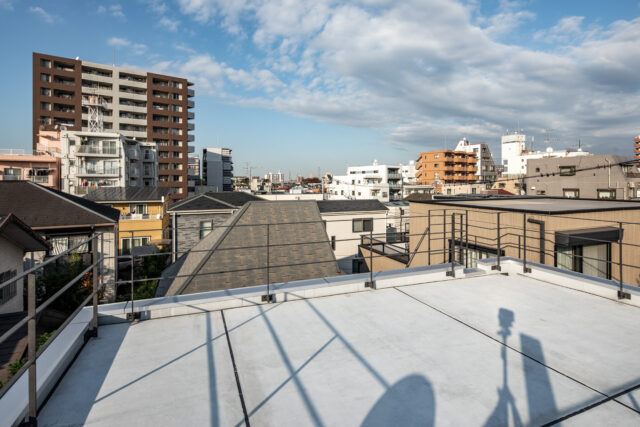 屋上から景色を楽しみたいという要望も叶えた。手すりをごくシンプルにつくったおかげで、遮るものなくパノラマが広がる