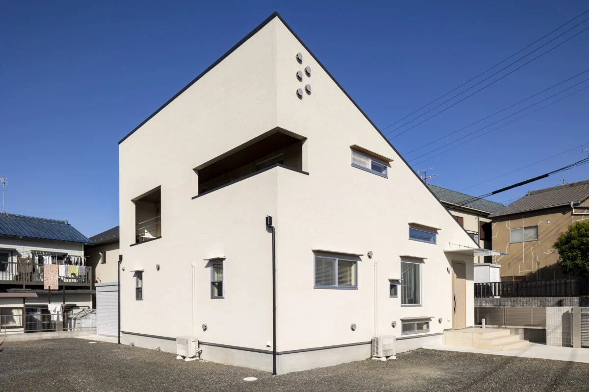 南西から見たK邸。左官仕上げの外壁はやさしいアイボリー色で、表面は少しざらついたマットな質感。ナチュラルで高級感のある仕上がりとなっている