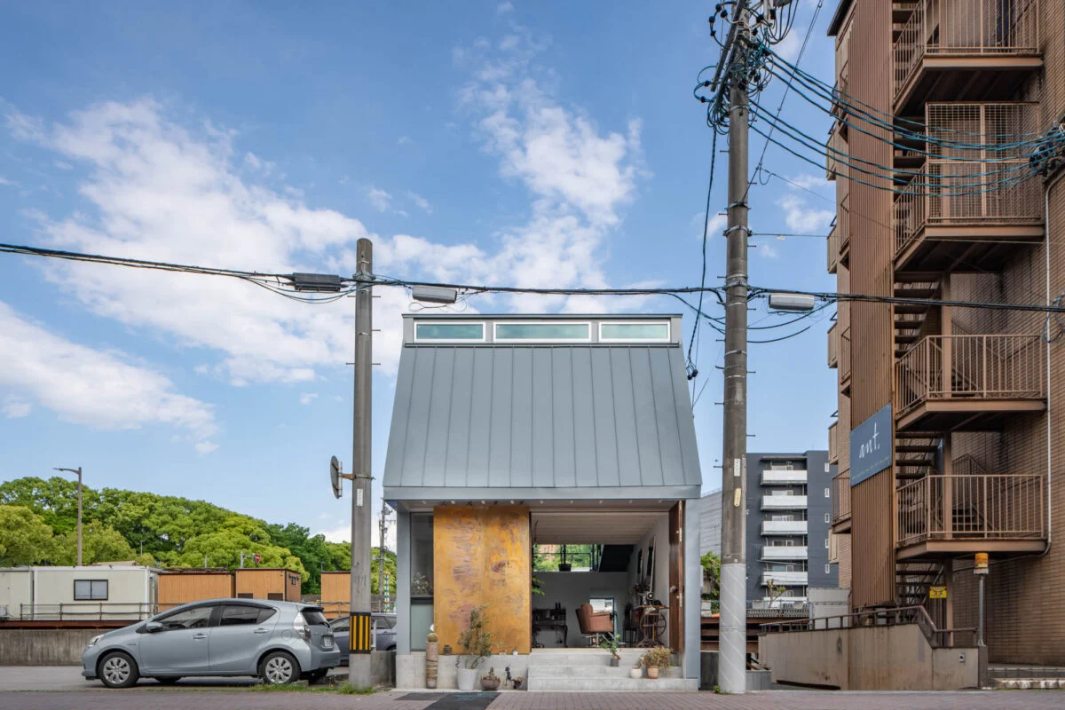 道路側から見た外観。右隣にあるビルに元の店舗があったが、取り壊しが決まり移転することとなった