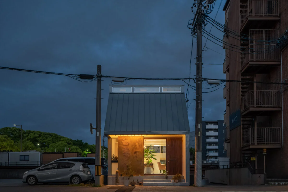 夜の外観。旧街道に温かい灯がぽつんと灯り、街に溶け込みながらも存在感を放っている
