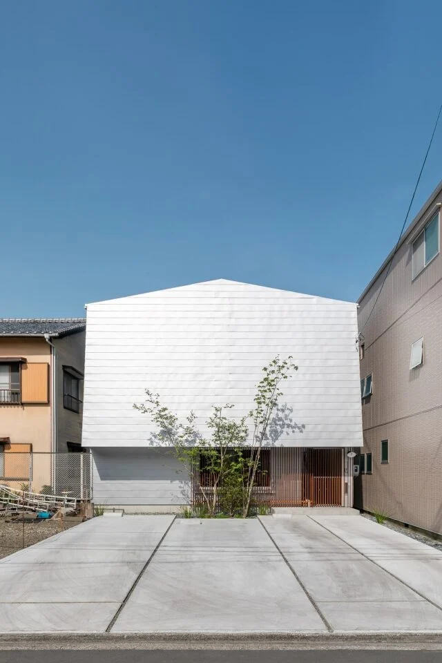 外観。外壁はシルバーのガルバリウム鋼板を横向きに貼った。装飾を抑えたデザインに、横のラインが映える