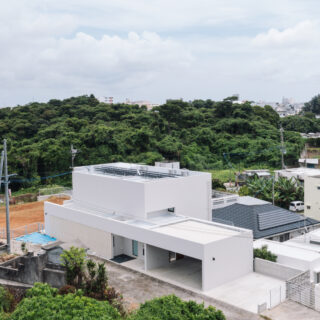 北西から見た外観。北側は前面道路に面しているため居室や窓は設けず、駐車スペースや玄関を配置した。建物の左手前部分は室内物干し室。光を入れるため、天窓をつくった

撮影：Alien design & photography　井田佳明
