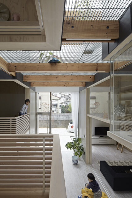２階の部屋はバルコニーのような設えで「家中庭」にオープンに。家じゅうどこにいても、家族の気配がわかり、声が届く距離感に。
