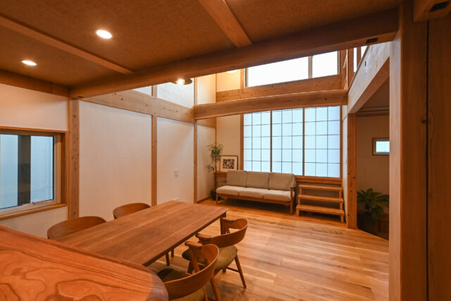 キッチン側から見たリビング。キッチンの天井高は2.2ｍと低めに抑え、落ち着ける空間とした
