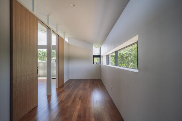 子ども部屋。将来は2部屋に分けることもできる。東側はそこまで大きく開口しないというご要望に合わせて窓は横長で計画し、プライバシーを保ちつつ景色をうまく取り込んだ。将来は2部屋に分けることもできる