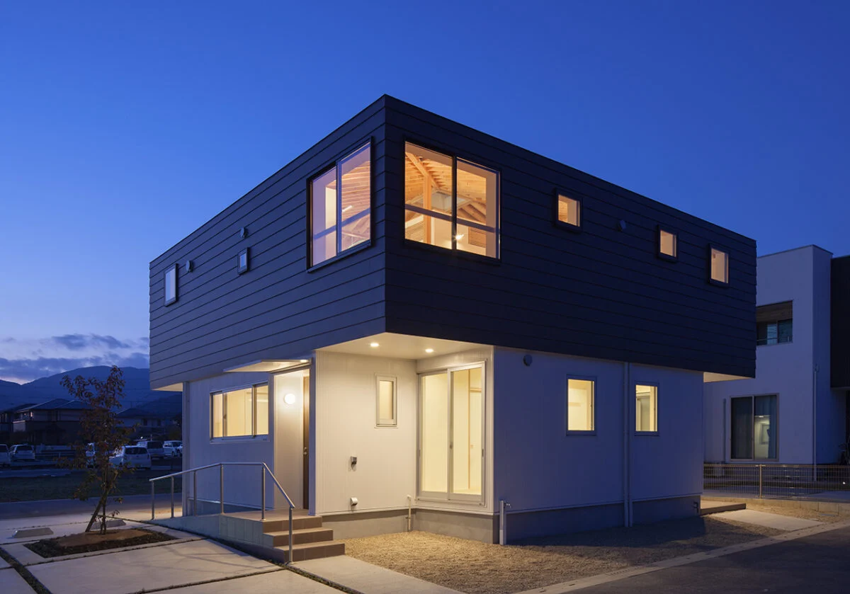 南東から家を見る。画像右、2階部分の下が切れているところが住居の玄関。家のフォルムと色合いから「キノコの家」と親しまれているのだとか