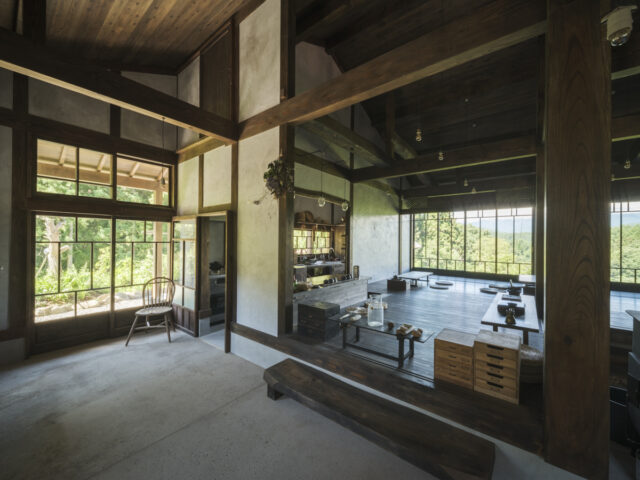 土間から居間を見る。骨太の柱や古材を使った梁などを見せる真壁の仕上げが、“古民家らしい”雰囲気を醸し出している。居間の左側に見える空間は台所となっている