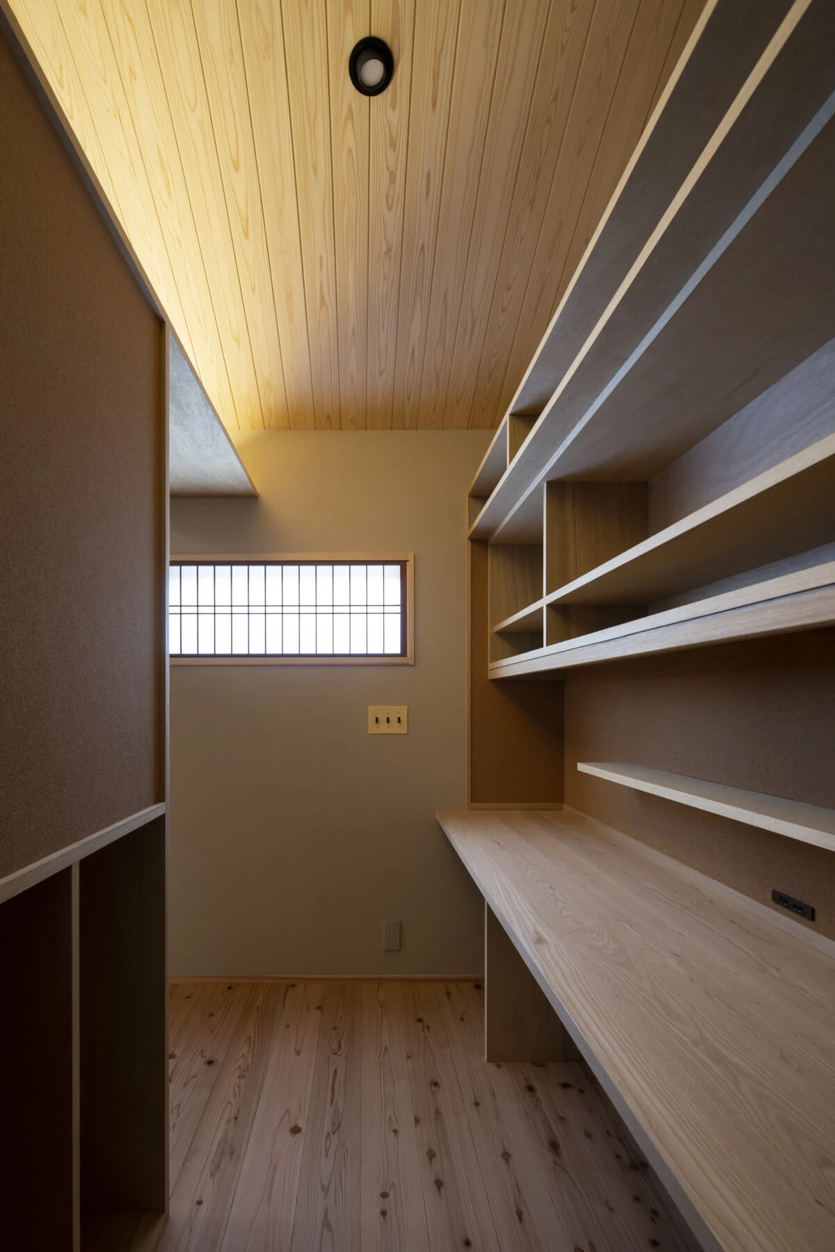 親世帯２階、お父さまの書斎。趣味で使うものをきっちり収納できるよう、棚など細かく調整した