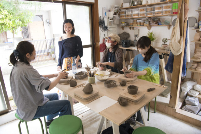陶芸のワークショップの様子。コンクリート土間としたことで、汚れも気にせずに済む。