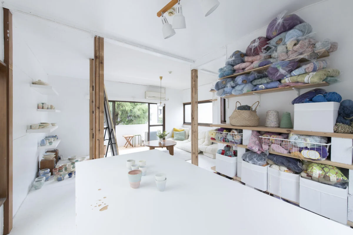 旧宅では２部屋に分かれていた壁を取り払い、１つの大空間に。奥の部屋までもが明るく開放的なスペースへと生まれ変わった。