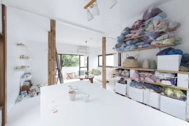 旧宅では２部屋に分かれていた壁を取り払い、１つの大空間に。奥の部屋までもが明るく開放的なスペースへと生まれ変わった。