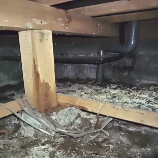 従前の基礎の様子。耐震性などをしっかりとチェックし、必要に応じて構造的な補強を行ったという。基礎部分は、砕石を敷き転圧したうえで、断熱を施し、コンクリート土間を打った。