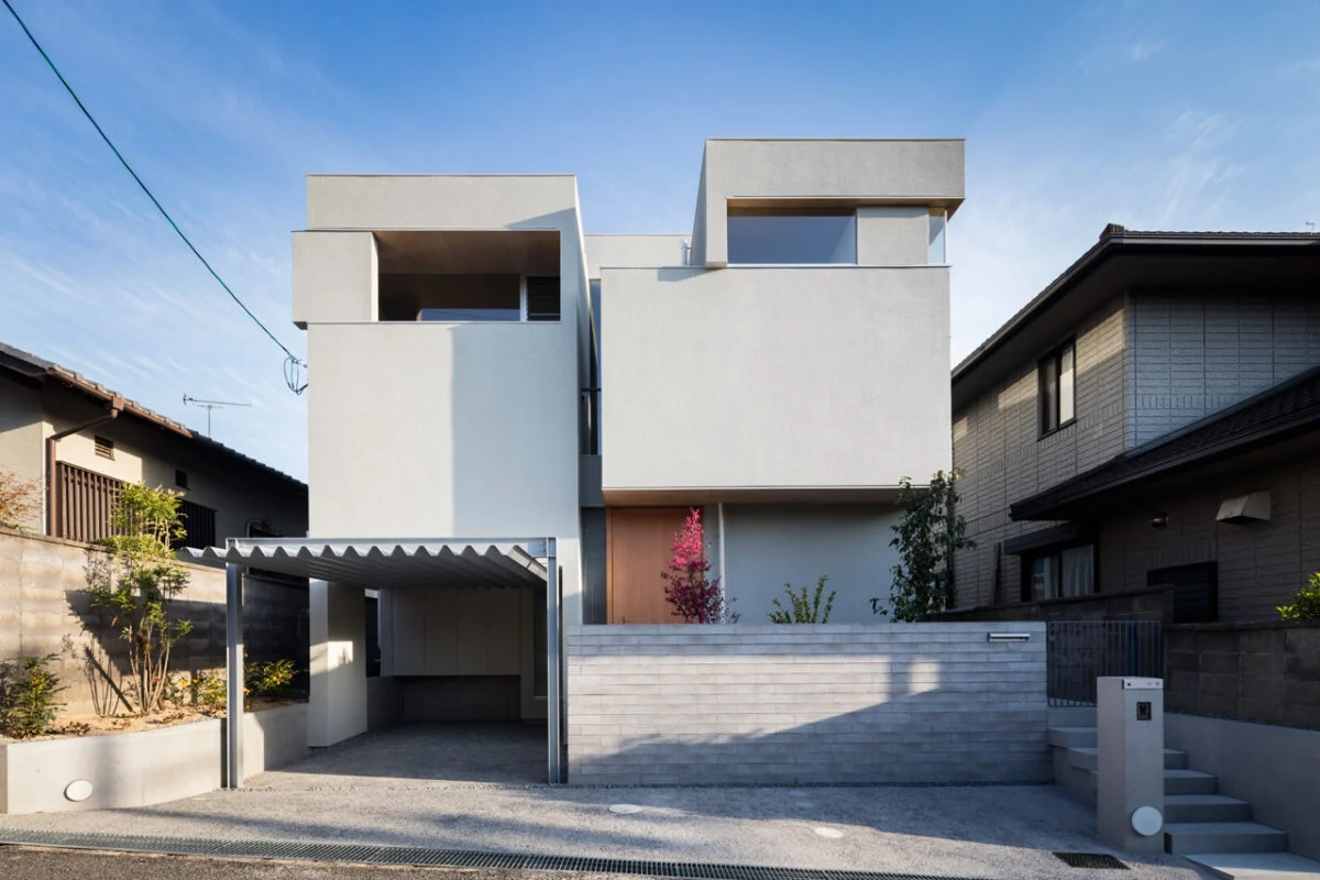 ４つの四角い建物を１つにくっつけたイメージの外観は、プライバシーを確保しながら、採光性十分。