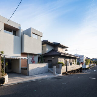 奈良の高級住宅地に佇むI邸。街へ圧迫感を与えないようセットバックして建築することで、２台目の駐車スペースも確保できた
