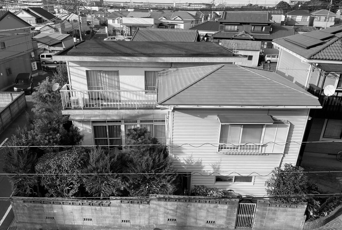 改修前のM邸。祖父が設計したというRC造の建物の前に、木造の小屋を増築していたという。