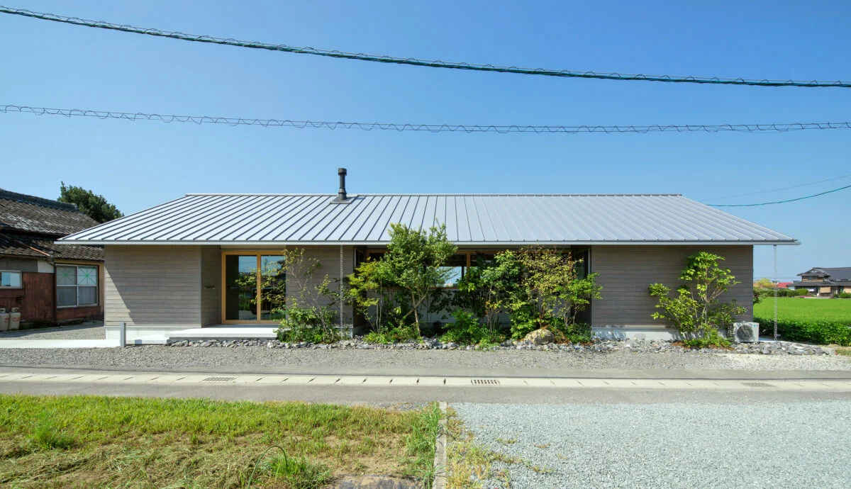 出入り自由、誰もが使える通り土間。 美しい田園風景になじむ、切妻屋根の家