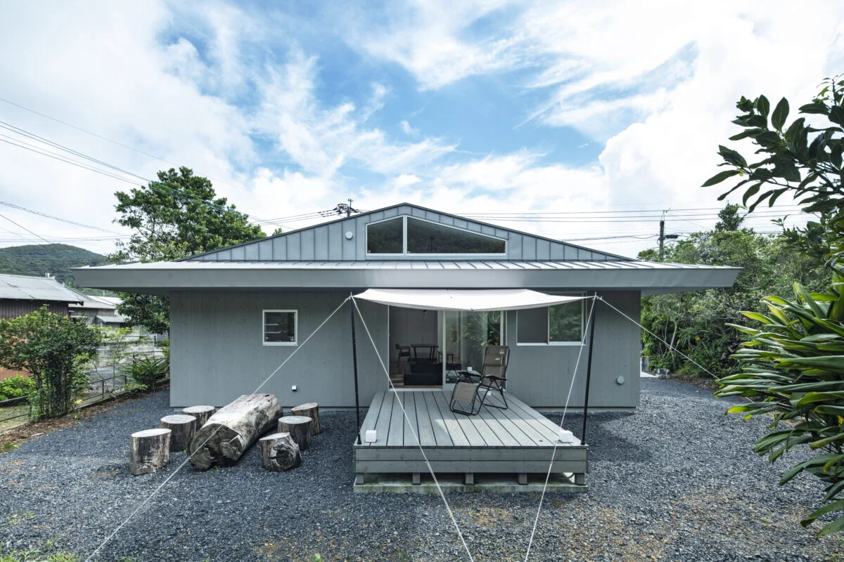 敷地裏側には、広々デッキと伐採した木で作ったテーブルセット。外からの視線を木にせず、BBQなどが楽しめる。