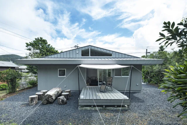 敷地裏側には、広々デッキと伐採した木で作ったテーブルセット。外からの視線を木にせず、BBQなどが楽しめる。