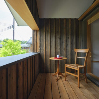 ２階のデッキテラスは、屋根の下にあるため夏の日差しや雨も遮ってくれる。八国山の景色が楽しめるほか、夏には花火も見えるのだとか。
この家には定位置なんてない。いろんな場所で、それぞれ違った景色や雰囲気、時間を楽しめる場所がいくつも存在する。 