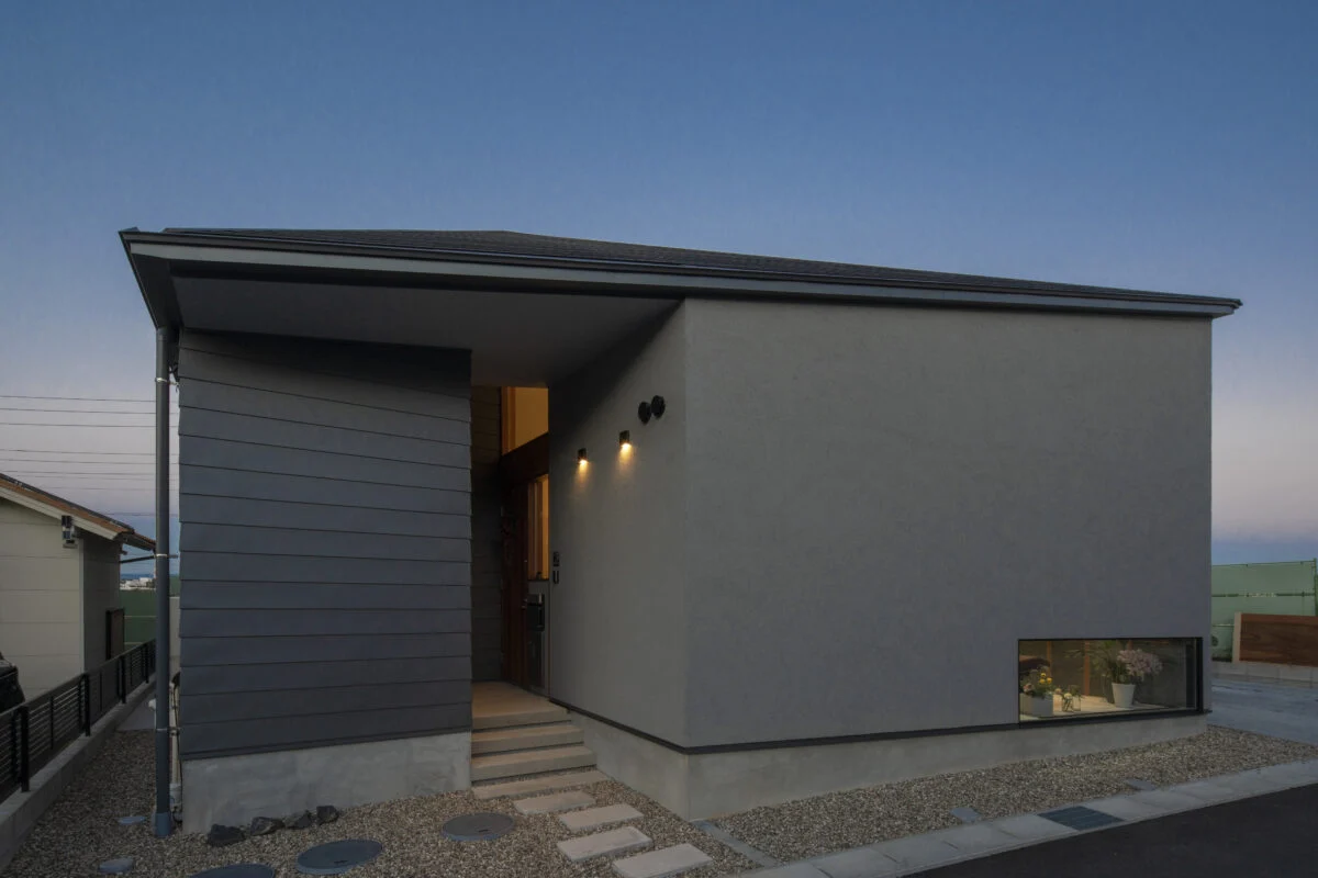 建物の中ほどにある数段の階段をのぼると玄関ポーチ。少し奥まった造りで、道路に面しているのにプライベート感がある
