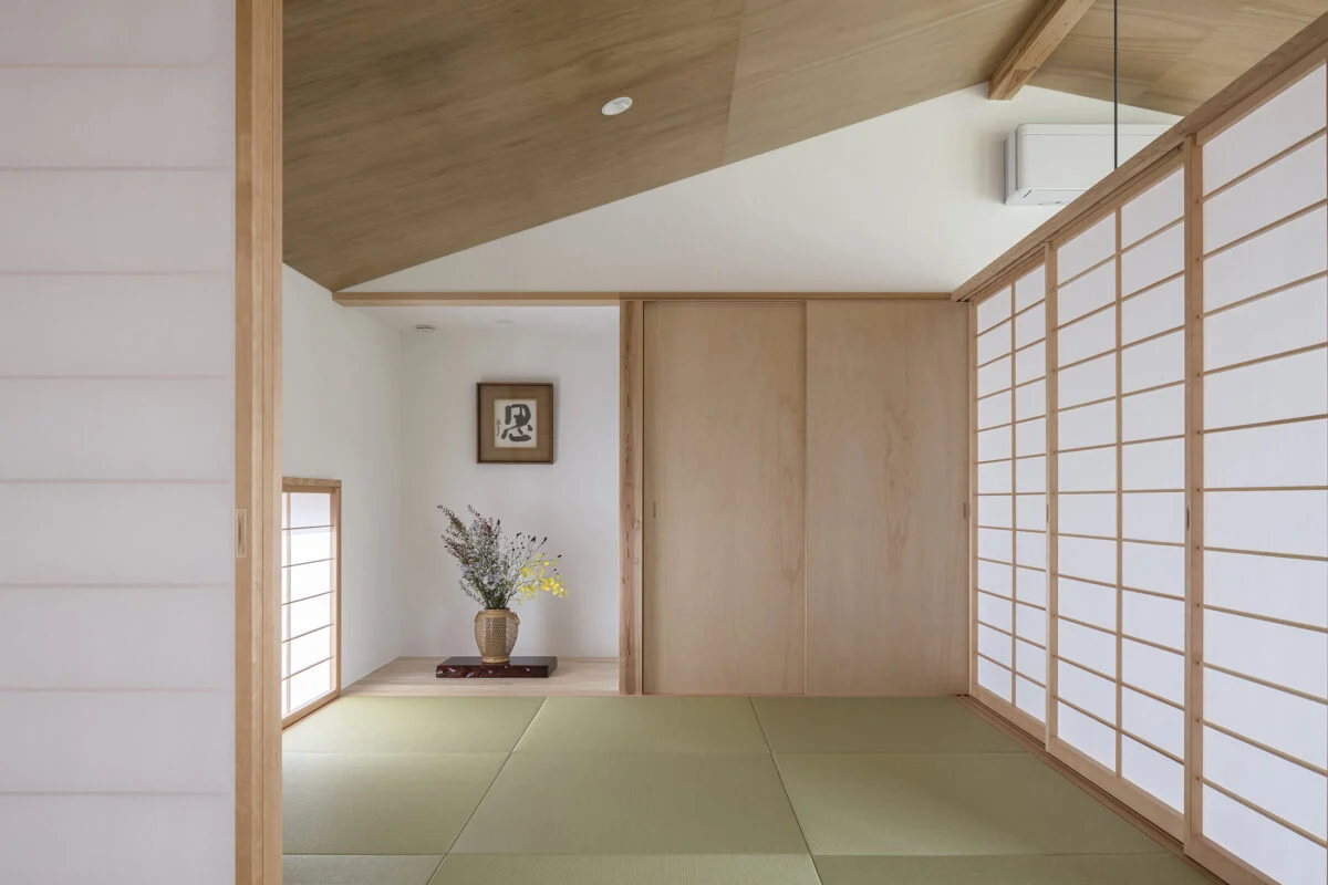客間としても用いられる和室。小上がり式になっているため、リビングのソファーに座る人と視線が合う高さ。