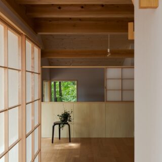 玄関からの通路はコンパクトで無駄のない面積配分だが、奥のコーナー窓まで視線が抜け、美しい緑に心が和む