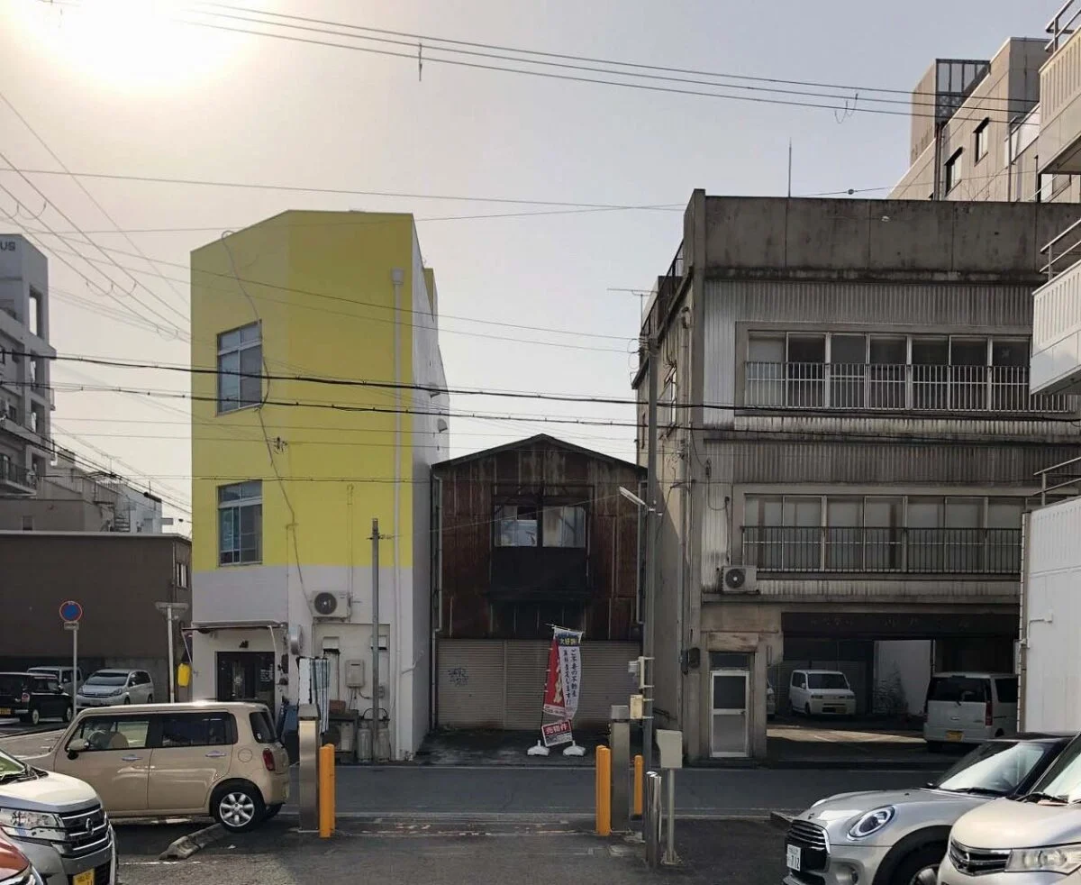 リノベーション前。中央、二つのビルに挟まれた建物が「東鍛冶屋町窓庫」。事務所からすぐの場所にあり、長い間売りに出されていた。「家を建てようと決めたときあそこはどうかと思い当たり、内部を見学したところ鉄骨はしっかりしていたので決めました」と西本さん