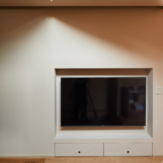 ダウンリビングの前の壁には、埋め込み式のテレビ置き場。和室の小上がりを利用した収納を設けAV機器やゲーム機などを収納。壁の中に電源設置や配線を行うなど、随所に工夫が見られる。