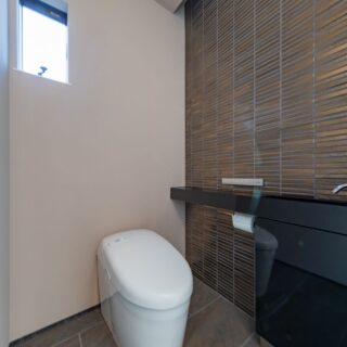 トイレはリビングからワンクッション置いた、エントランスホールの一番奥に配置