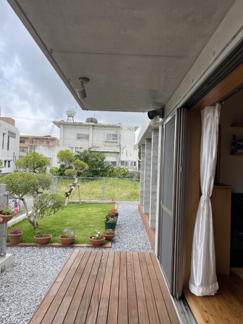 深い軒をもつ濡れ縁。夏の日差しを遮り、明るさをもたらす。最近はこの濡れ縁で毎週のようにBBQをして楽しんでいるのだとか。