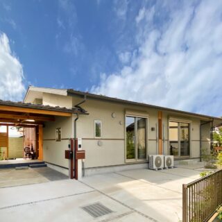 落ち着いた印象のH邸。実はこの建物の奥に「逆くの字」型に弟世帯が繋がっている。壁の塗装はいくつものサンプルを取り寄せ、奥様が色を選んだという。
