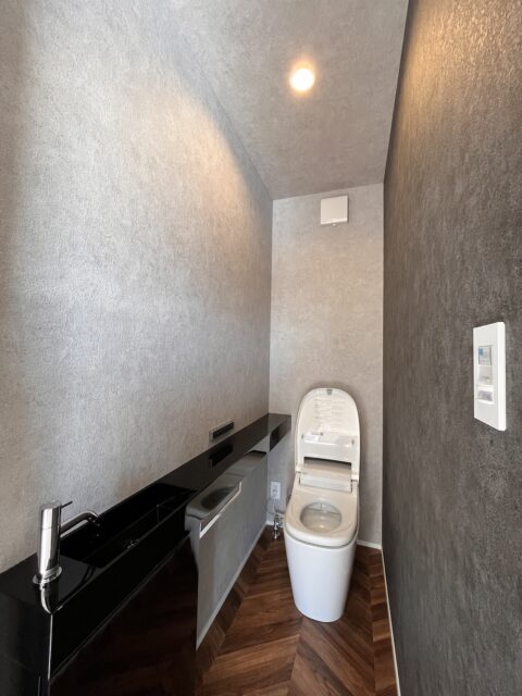 玄関ホールの一角には、プライベート用とは別に来客用トイレも設置