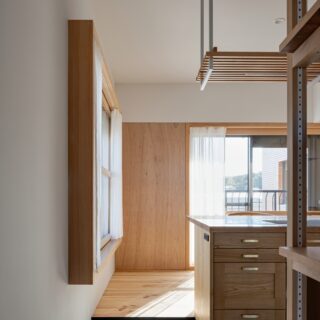 ぐるりと回遊できる動線は、キッチン部分まで土間が続く。窓は木製建具で二重化し、断熱性、気密性、遮音性を高め、環境性能を向上させた。