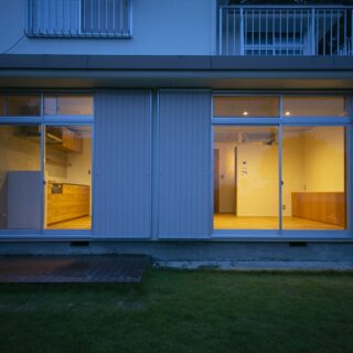 庭から家を見る。外壁や2階には手を入れず、1階のみをリノベーションした