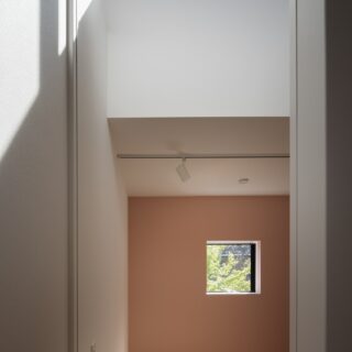 南北に対称に設けた子供部屋。上部がロフトへの吹き抜けで光も降り注ぐ快適空間。