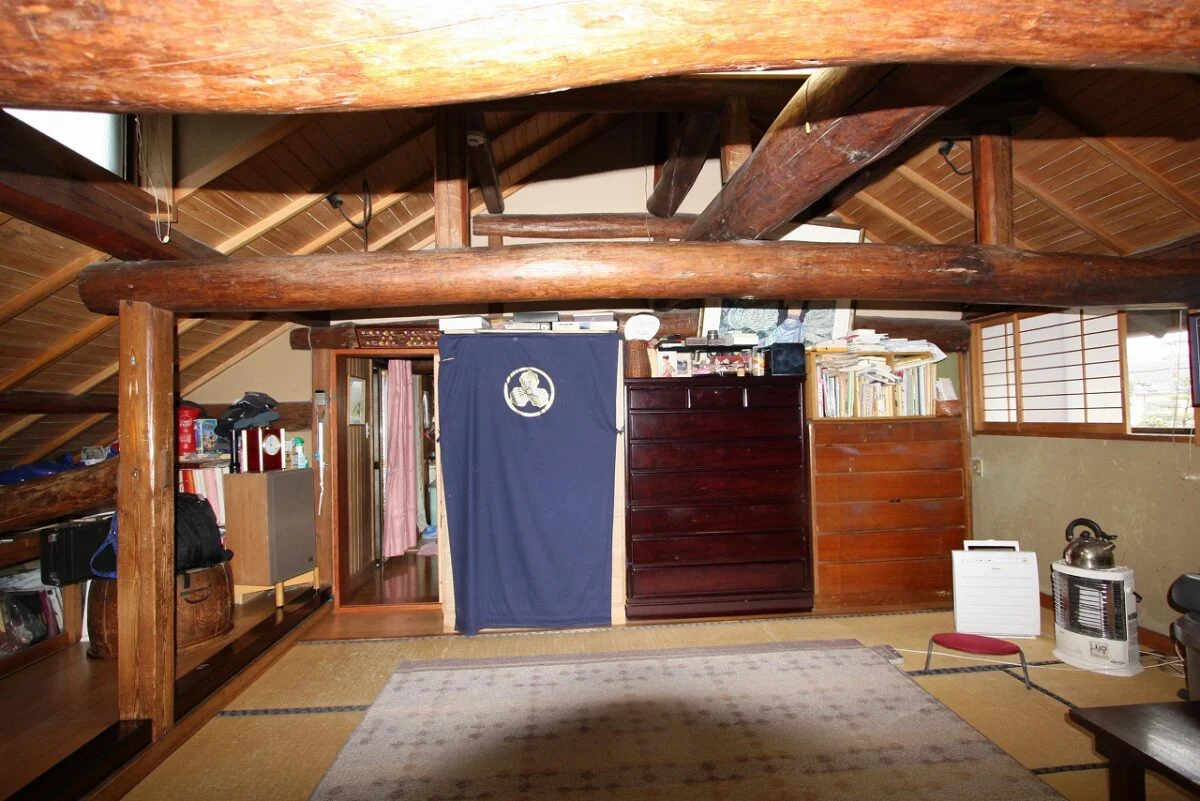 以前の離れの２階の様子。屋根裏部屋的空間を居室として利用していたのだという