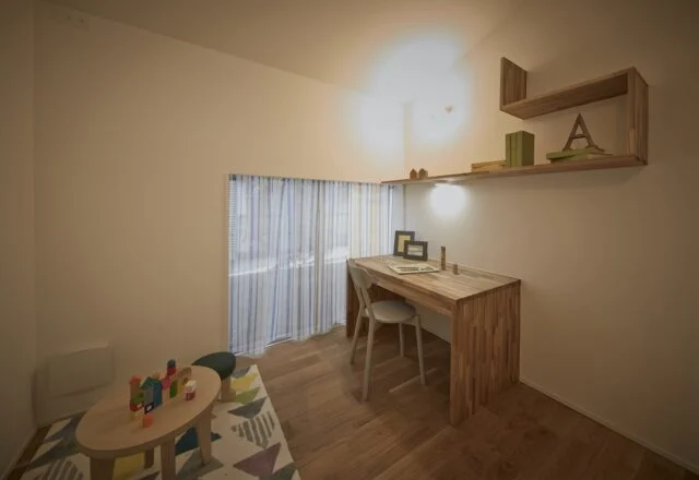 子供部屋を想定して作られた洋室。LDKに隣接し、出入口ドア上部の開口によって空気や風が通り抜けるよう設計されている
