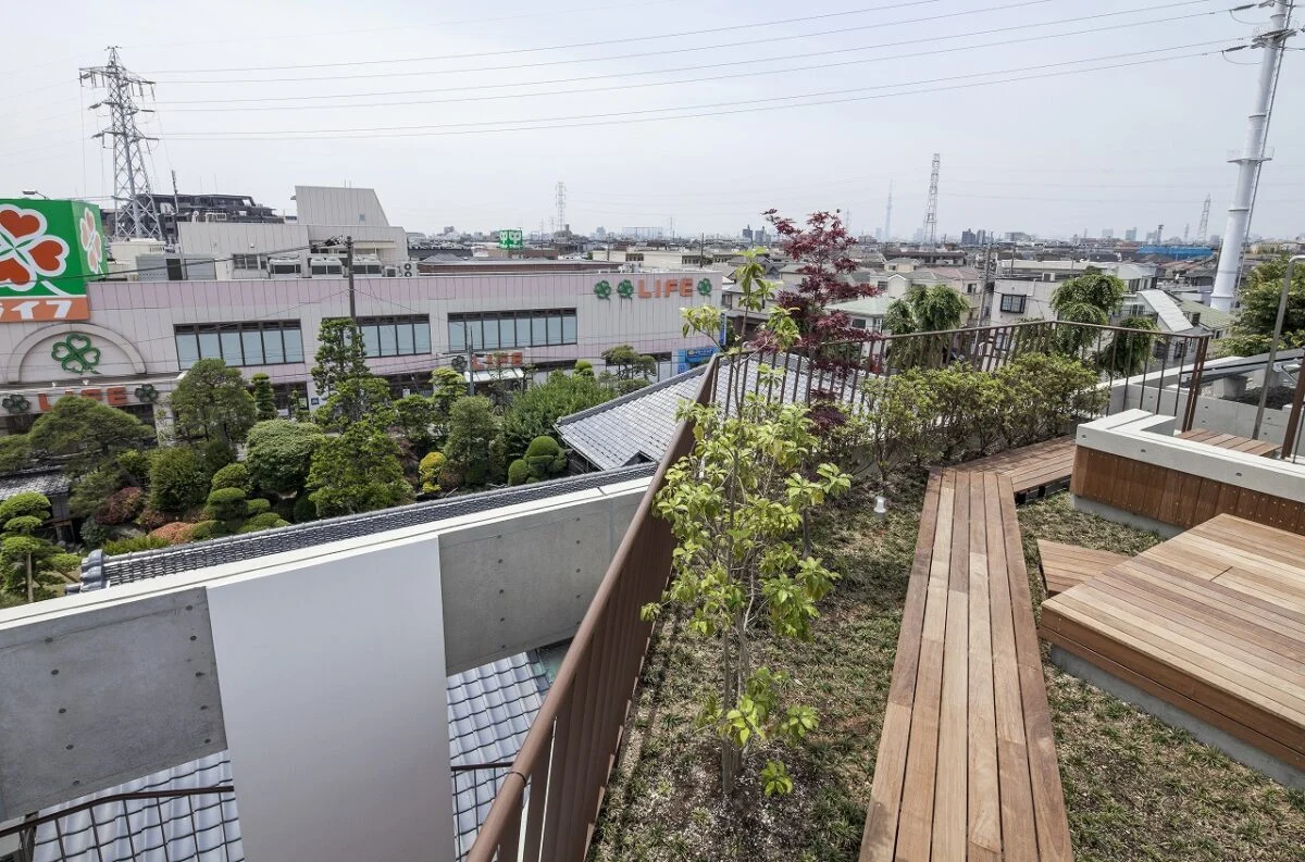 屋上に設けた空中庭園の一部。ここからも日本庭園や近隣の街並みが見える