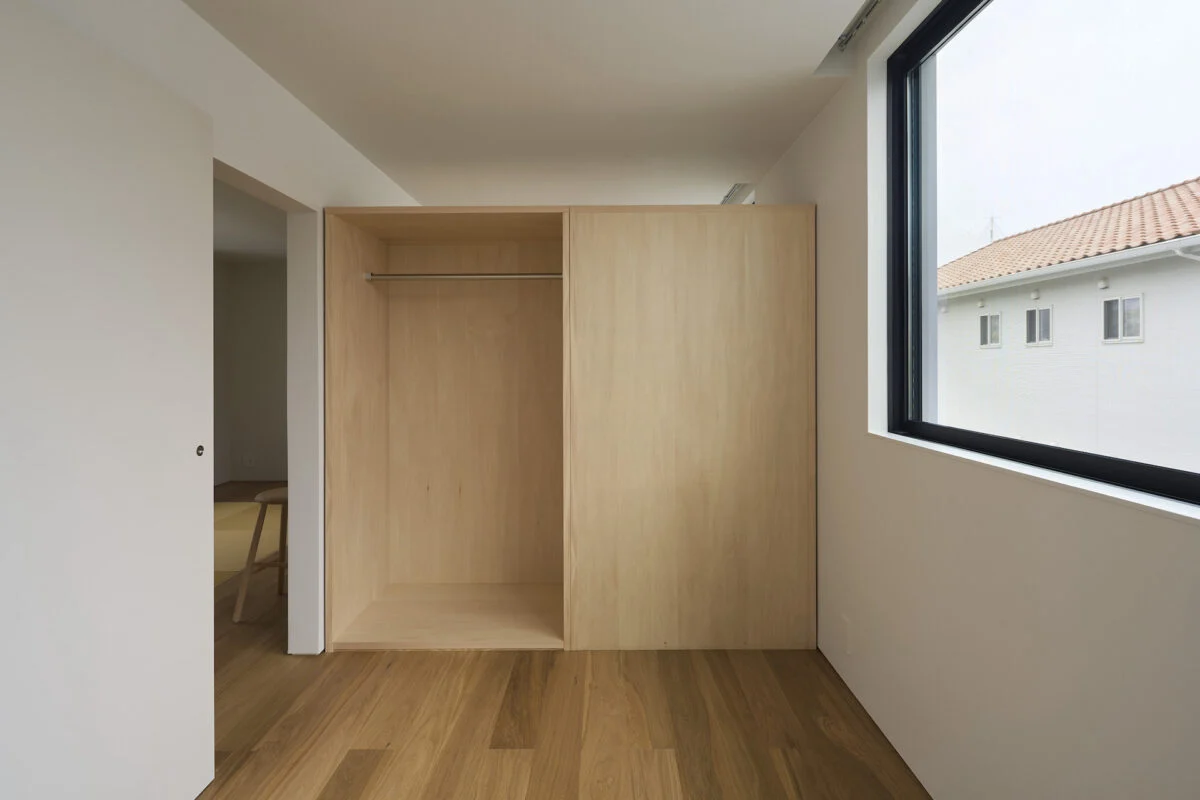 約4.7帖の2つの洋室は子供部屋として使用。収納スペースで部屋が分かれているが、固定せずに置いているだけなので、子どもが独立した後はレイアウトを変更することもできる