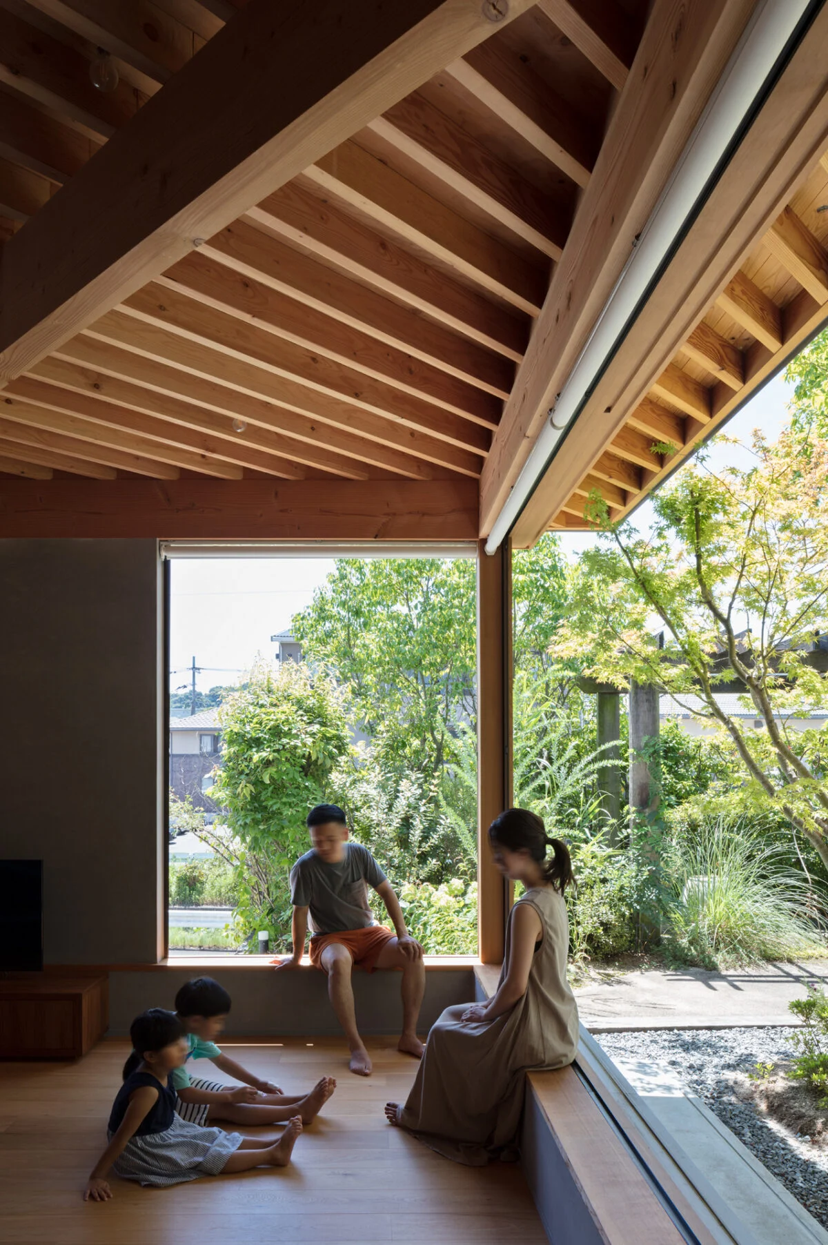 リビングの窓は、木製の枠を用いてフルオープンできるように計画。母屋とのやり取りもする、縁側的な場所