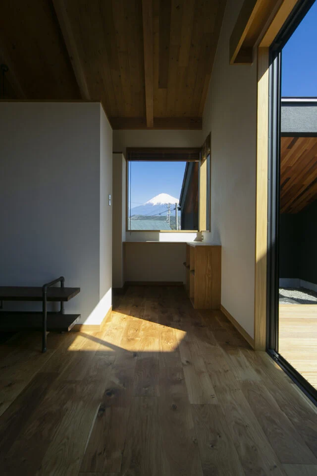 母屋、リビングから書斎を見る。窓によって切り取られた富士山はまるで絵画のよう