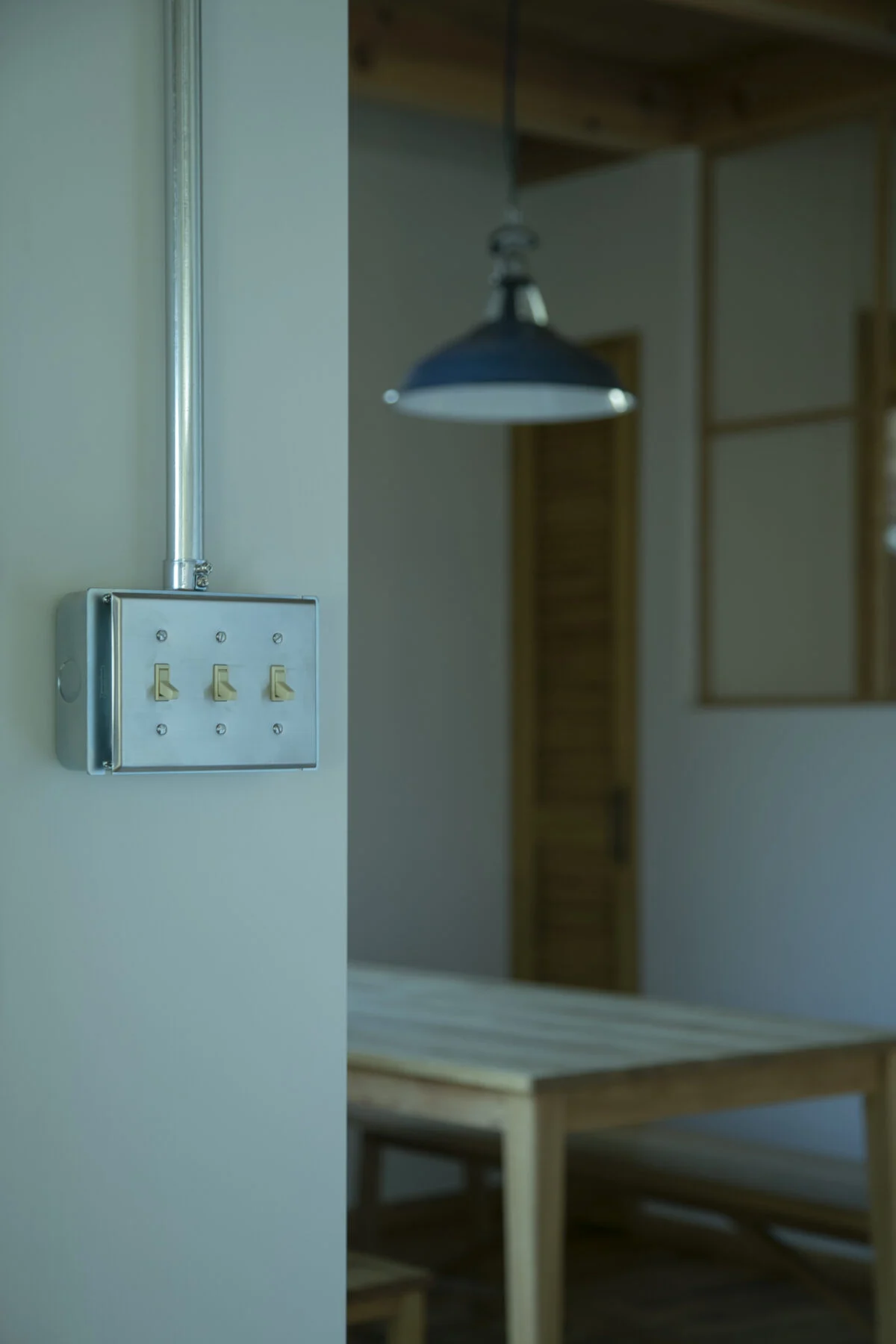 母屋、ダイニング。お施主さまのセンスに合わせ細かなディテールにもこだわった