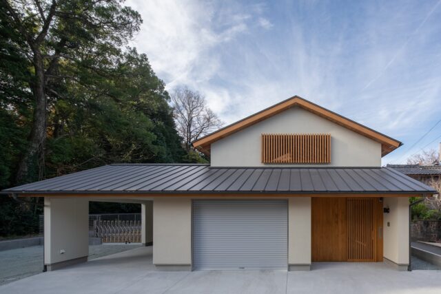 「伊勢らしさ」を体現した切妻の外観。おかげ横丁に並ぶ建物をモチーフにした和テイスト。ガレージ棟は車２台と、Kさんの秘密基地である小屋裏からなる。