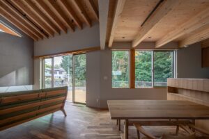 ３棟の連なりで庭を懐に抱き 神社の杜の隣でのびやかに暮らす