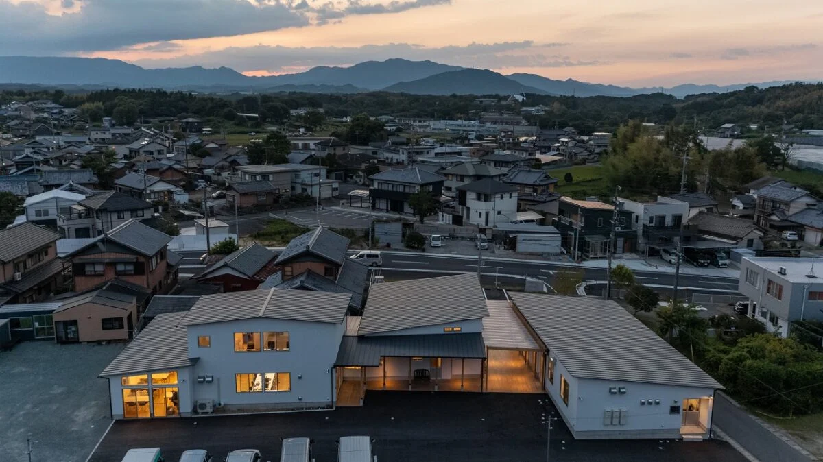 津市郊外の住宅地に佇む「生活介護事業所あゆみ」周辺の住宅との調和を考え、建物のボリュームを小さくした。裏手から見ると４つの建物のように見える。