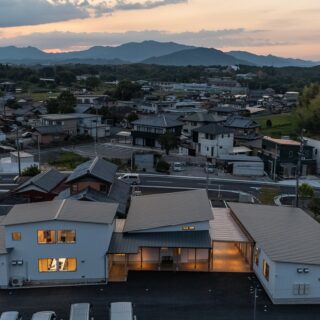 津市郊外の住宅地に佇む「生活介護事業所あゆみ」周辺の住宅との調和を考え、建物のボリュームを小さくした。裏手から見ると４つの建物のように見える。
