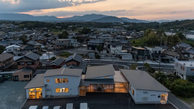 津市郊外の住宅地に佇む「生活介護事業所あゆみ」周辺の住宅との調和を考え、建物のボリュームを小さくした。裏手から見ると４つの建物のように見える。