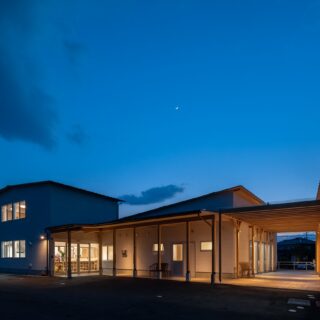 建物裏手からの様子。右端の建物が「シャイカフェ」。カフェへの移動はアベニューから続く軒下を通って。